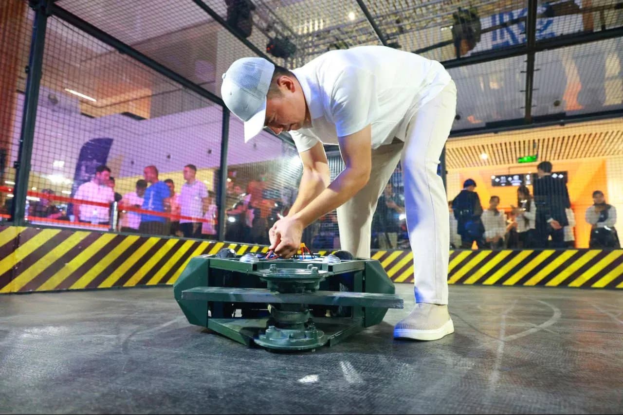 Konstruktor robotni jangga tayyorlamoqda